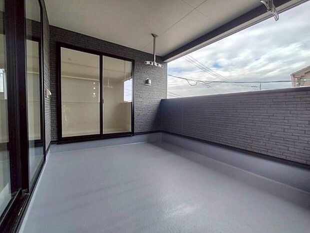 【バルコニー】雨の日も洗濯物が濡れる心配のないインナーバルコニー仕様♪お洗濯だけでなく、ちょっとしたリラックスできる空間になりそうです☆

