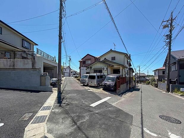 【前面道路含む現地写真】前面道路はゆとりがあり、駐車時もゆっくりと落ち着いて行える立地環境になっています♪　　