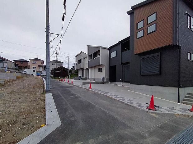 【前面道路含む現地写真】前面道路は交通量の少ない道路です。ゆとりがあり、駐車時もゆっくりと落ち着いて行える立地環境になっています♪　　