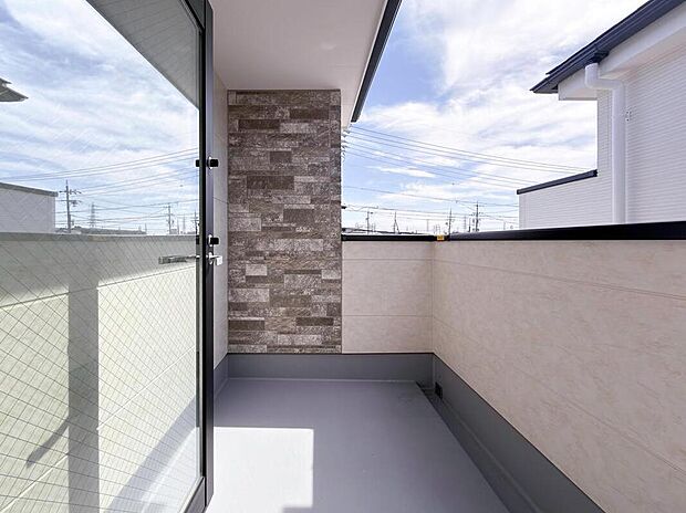 【バルコニー】陽当りの良いバルコニーは、一度にたくさんのお洗濯物が干せるのが魅力!バルコニーは洗濯物を干すだけの場所じゃなく、家族のゆとりのある時間を演出するプライベート空間。