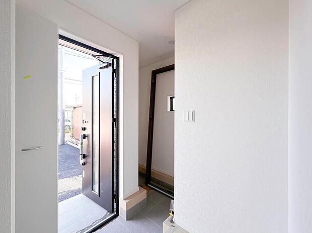 【玄関】ベビーカーや泥のついたおもちゃをしまうのに便利な玄関スペース♪キャンプ用品やサーフィン道具、ゴルフバックもしまえる多趣味なご家族にもぴったり。