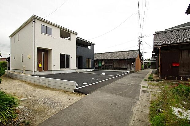【前面道路含む現地写真】前面道路は交通量の少ない道路です。ゆとりがあり、駐車時もゆっくりと落ち着いて行える立地環境になっています♪　　