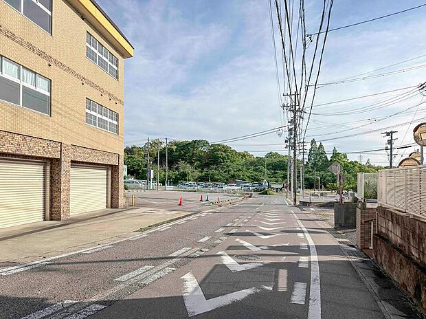 【前面道路含む現地写真】前面道路は交通量の少ない道路です。ゆとりがあり、駐車時もゆっくりと落ち着いて行える立地環境になっています♪　　