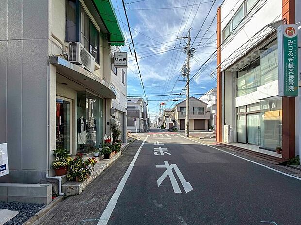 【前面道路含む現地写真】周辺には学校やお買い物施設がバランスよく揃っています♪