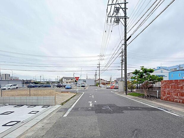 【前面道路含む現地写真】前面道路は交通量の少ない道路です。ゆとりがあり、駐車時もゆっくりと落ち着いて行える立地環境になっています♪　