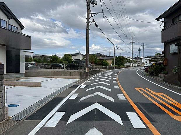 【前面道路含む現地写真】堂々完成いたしました！ぜひ現地にて、実際の建物・街並み・陽当たり等ご確認下さい♪お気軽にお問い合わせください☆