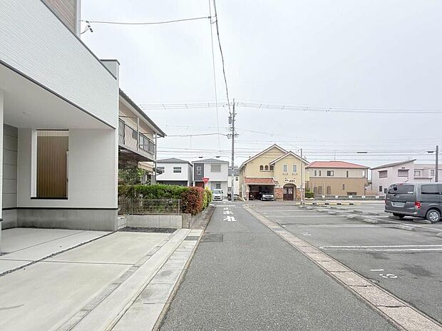 【前面道路含む現地写真】前面道路は交通量の少ない道路です。ゆとりがあり、駐車時もゆっくりと落ち着いて行える立地環境になっています♪
