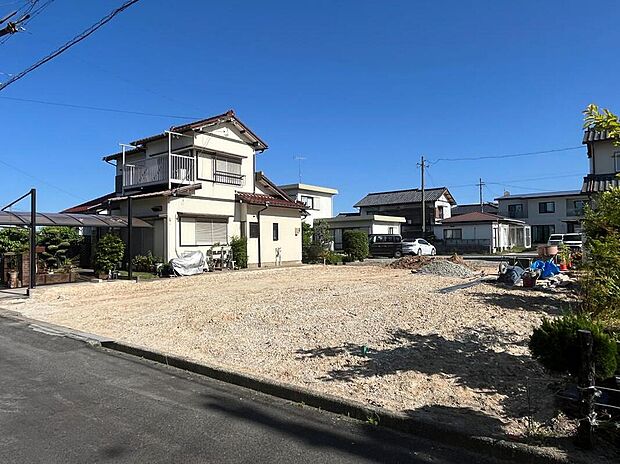 【現地外観写真】ホームトレードセンターは飯田グループホールディングス唯一の販売専門会社です☆浴室乾燥機、床下収納、三面化粧台など暮らしを豊かにする設備が整っています☆