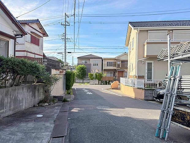 【前面道路含む現地写真】一戸建ての魅力☆「自分の土地」を自由に使えること！好きなペットが飼える、ガーデニングやＤＩＹなど趣味を我慢することなく楽しめます♪　