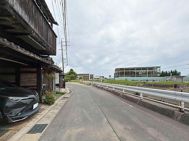 【前面道路含む現地写真】小学校や乳児園・幼児園が徒歩10分圏内の子育て世帯に嬉しい立地です！周辺に商業施設が充実しているため、毎日のお買い物に困りません♪