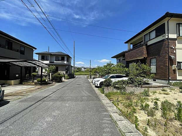 【前面道路含む現地写真】前面道路は交通量の少ない道路です。ゆとりがあり、駐車時もゆっくりと落ち着いて行える立地環境になっています♪　　
