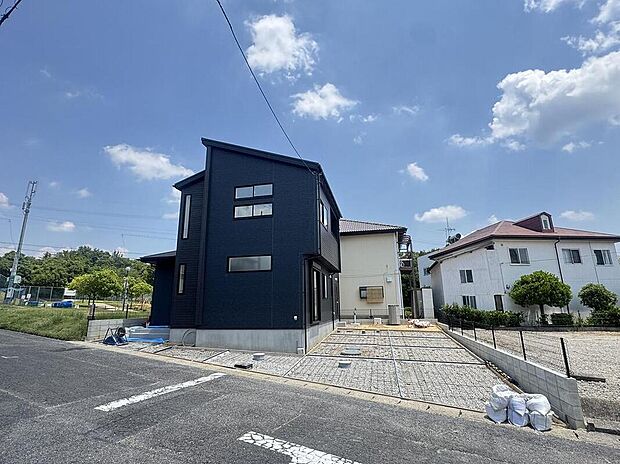 【前面道路含む現地写真】前面道路は交通量の少ない道路です。ゆとりがあり、駐車時もゆっくりと落ち着いて行える立地環境になっています♪　　