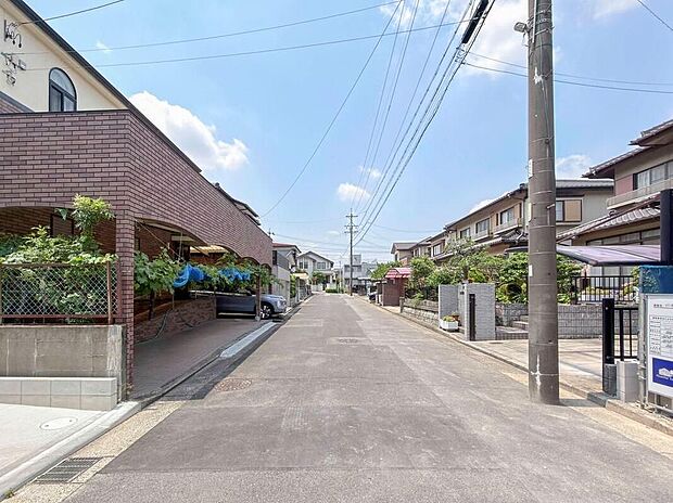 【前面道路含む現地写真】物件の陽当りや通風・仕様設備やお部屋の大きさの比較、近隣・周辺環境や街並みなど、資料には掲載していない情報が現地にはたくさんあります。ぜひ、建物だけでなく周辺環境もご確認ください！