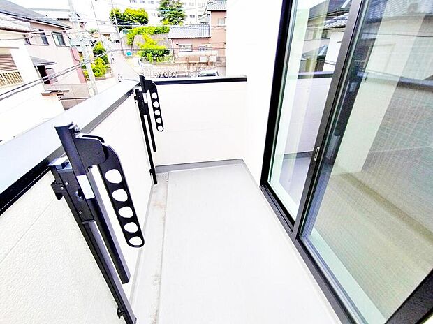 【バルコニー】☆1号棟☆
穏やかな街並みを一望しながら、爽やかな風と柔らかく降り注ぐ陽光を感じて頂けます。心地良い開放感が暮らしにゆとりと充足感をもたらします。