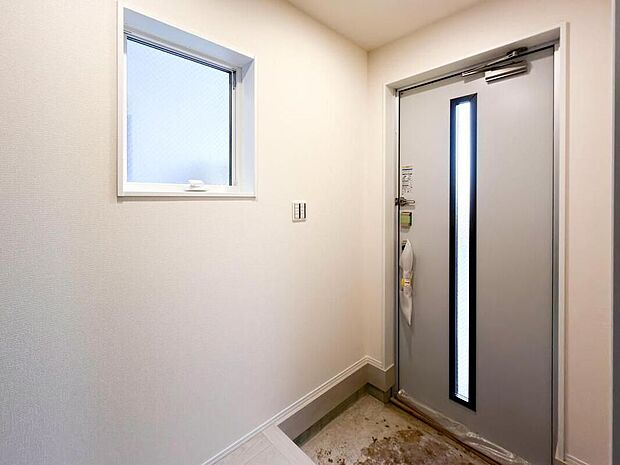 【玄関】シンプル且つモダンなエントランス＆ホール。ゆとりを感じさせる上質で明るい空間が住まう人や訪れる人を心地よく迎え入れてくれます。