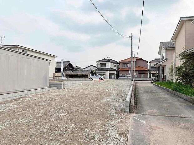 【前面道路含む現地写真】前面道路は交通量の少ない道路です。ゆとりがあり、駐車時もゆっくりと落ち着いて行える立地環境になっています♪　　