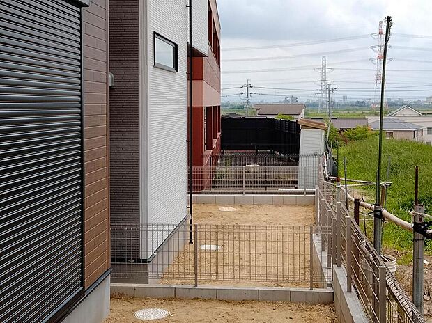 【庭】お庭がございます♪
小さなお子様の遊び場や、ガーデニング・家庭菜園、BBQなどお好みにお楽しみいただけます♪