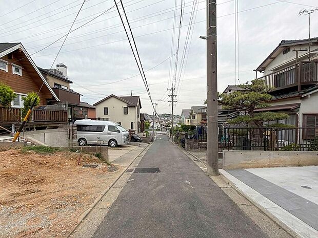 【前面道路含む現地写真】最大並列2台駐車可能♪日当たり良好な南側広々リビング♪