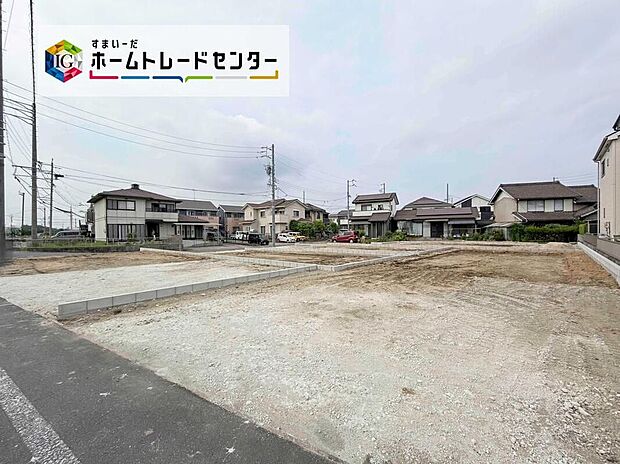 【現地外観写真】落ち着いた街並みの中にありながら、生活に必要な施設が身近にそろう便利な住環境。毎日の暮らしを快適に支える、家族にうれしいロケーションです。