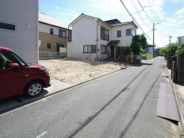 【前面道路含む現地写真】前面道路は交通量の少ない道路です。ゆとりがあり、駐車時もゆっくりと落ち着いて行える立地環境になっています♪　　
