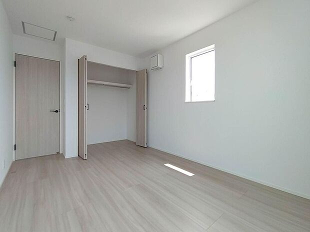 【リビング以外の居室】広々とした居住空間は日々の暮らしを彩り、心のやすらぎと満足感を与えてくれます。通風と採光を考慮した設計は子供たちはのびのび育ち、家族でくつろぎと団らんを生み出します。