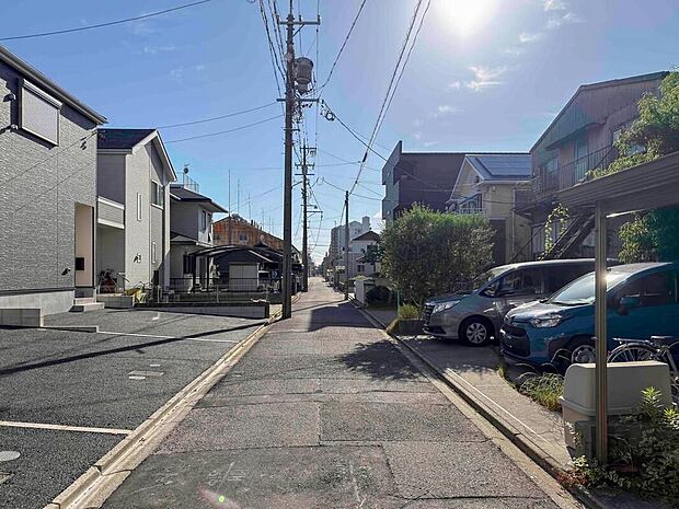 【前面道路含む現地写真】来客用にも便利な並列2台駐車可能なカースペース!毎日のお買い物はコンビニやドラッグストア、スーパーも身近でスムーズ。静かで落ち着いた街並みの中で、家族の暮らしを大切にする方にもおすすめの住まいです。