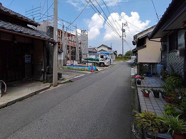 【前面道路含む現地写真】前面道路は交通量の少ない道路です。ゆとりがあり、駐車時もゆっくりと落ち着いて行える立地環境になっています♪