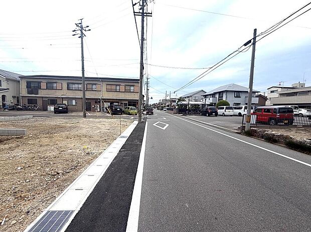 【前面道路含む現地写真】現地では道路幅や交通量など、住んでからの暮らしをイメージしながらご見学いただけます。