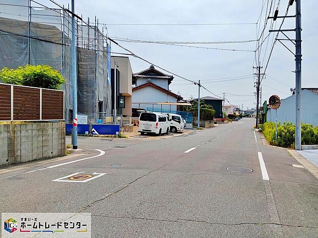 【前面道路含む現地写真】【前面道路】(2・1号棟側)土日のご予約はもちろん、平日やお仕事終わりの時間に合わせて夜間のご案内も実施しています!まずはお客様のご都合やご希望をお聞かせください♪
