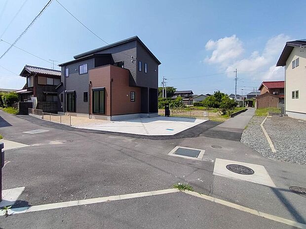 【前面道路含む現地写真】前面道路は交通量の少ない道路です。ゆとりがあり、駐車時もゆっくりと落ち着いて行える立地環境になっています♪　　