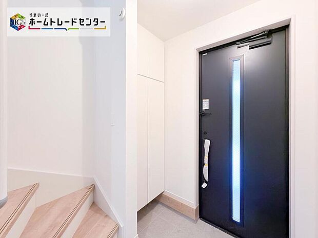 【玄関】開放感のある玄関ホール。温もり感じるフローリング仕様ですので、ご家族やお客様を温かく迎えてくれます。お子様がどろんこになって帰ってきても安心の、玄関洗面所直結動線!
