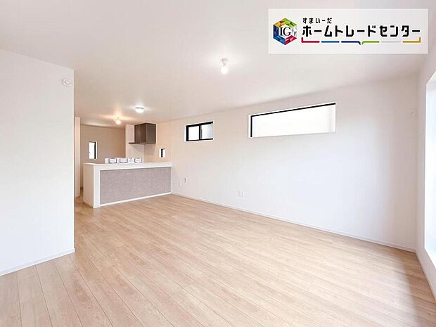 【リビング】ナチュラルな心地よさが広がる住空間を、バリエーションも豊富にプランニング。間取りが変わるだけで暮らしが変わる、子育て目線の家事導線を配慮した家づくり。足元から温まる床暖房付きなので冬はポカポカです♪