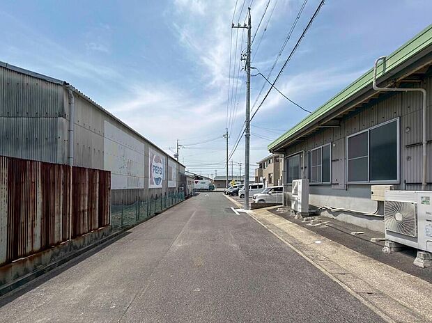 【前面道路含む現地写真】前面道路は交通量の少ない道路です。ゆとりがあり、駐車時もゆっくりと落ち着いて行える立地環境になっています♪　　