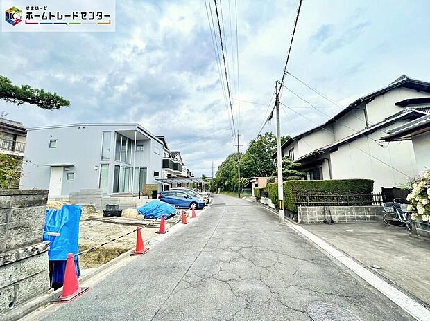 【前面道路含む現地写真】カースペース２台分ございますので、家族分の自転車を駐輪したり、来客用の駐車スペースとしてもお使いいただけます。