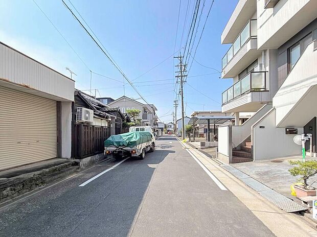 【前面道路含む現地写真】前面道路は交通量の少ない道路です。ゆとりがあり、駐車時もゆっくりと落ち着いて行える立地環境になっています♪　　