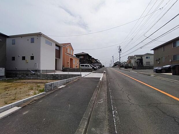 【前面道路含む現地写真】前面道路は交通量の少ない道路です。ゆとりがあり、駐車時もゆっくりと落ち着いて行える立地環境になっています♪　　