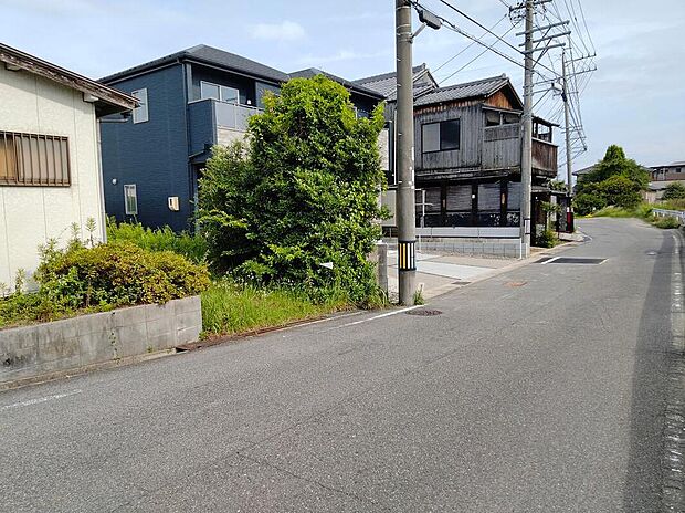【前面道路含む現地写真】前面道路は交通量の少ない道路です。ゆとりがあり、駐車時もゆっくりと落ち着いて行える立地環境になっています♪