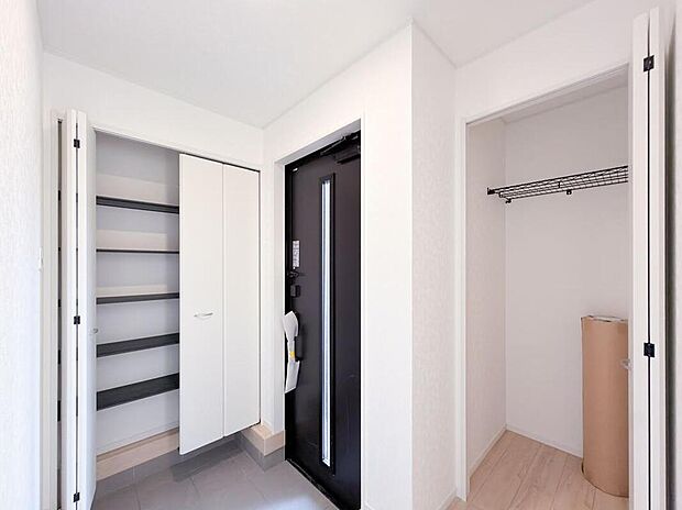 【玄関】住まう人も来客も入った時にワクワクさせてくれるオシャレな玄関♪
収納もたっぷりあるので、靴がたくさんあっても安心！
気持ちの良い朝は、毎日ここからスタートしていきます♪