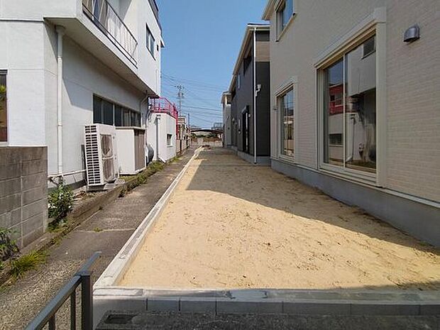 【庭】お庭がございます♪
小さなお子様の遊び場や、ガーデニング・家庭菜園、BBQなどお好みにお楽しみいただけます♪