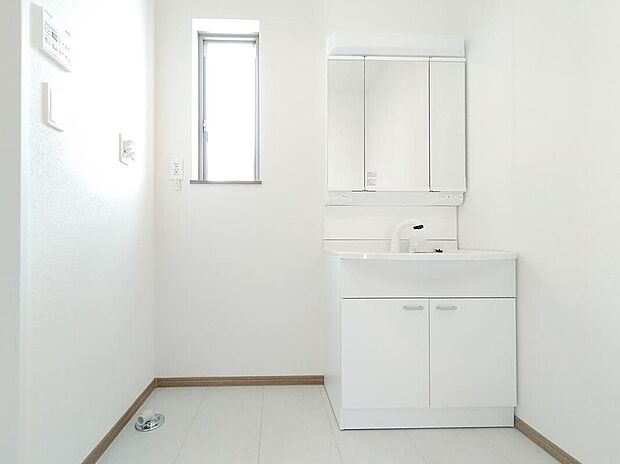 【洗面台・洗面所】暮らしを快適にする洗面化粧台。収納力と機能性に優れた使いやすい設備で、忙しい朝の身支度もスムーズに♪