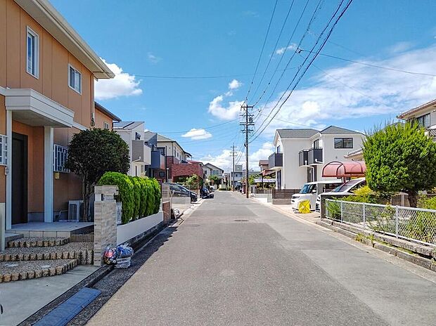 【前面道路含む現地写真】前面道路は交通量の少ない道路です。ゆとりがあり、駐車時もゆっくりと落ち着いて行える立地環境になっています♪　　