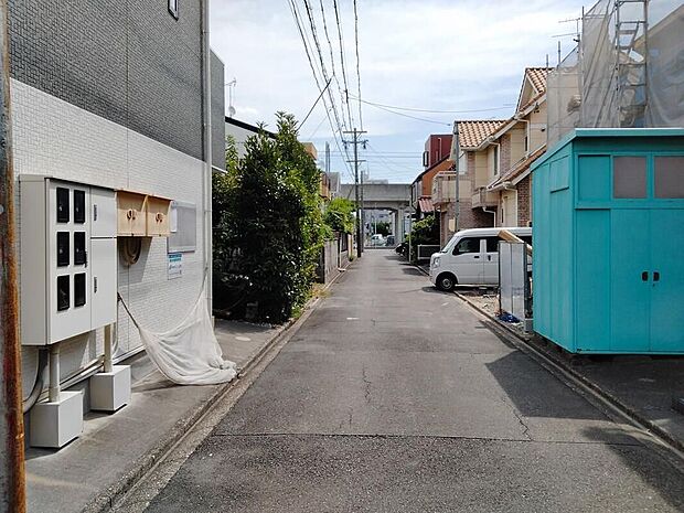 【前面道路含む現地写真】北側公道（幅約4.0m）。両側に住宅が並ぶ住宅街に面し、最寄り駅徒歩5分、駐車並列3台可能です。