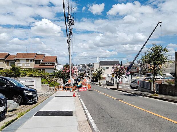 【前面道路含む現地写真】前面道路は交通量の少ない道路です。ゆとりがあり、駐車時もゆっくりと落ち着いて行える立地環境になっています♪