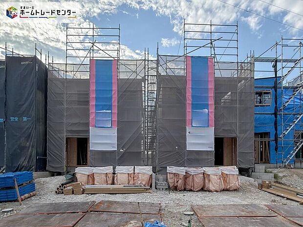 【現地外観写真】完成に向けて着々と工事が進む全2棟の新築住宅♪完成前の今だからこそ、構造や設備、住まいづくりについてじっくり確認できます。ぜひモデルハウスで完成後の暮らしをイメージしてみませんか?