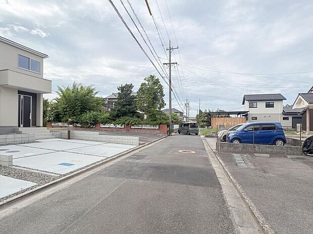 【前面道路含む現地写真】前面道路は交通量の少ない道路です。ゆとりがあり、駐車時もゆっくりと落ち着いて行える立地環境になっています♪　　