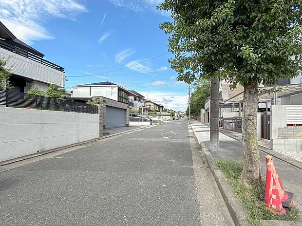 【前面道路含む現地写真】前面道路は交通量の少ない道路です。ゆとりがあり、駐車時もゆっくりと落ち着いて行える立地環境になっています♪