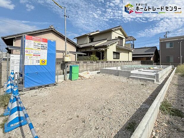 【現地外観写真】対面式キッチンやリビングイン階段のある、ご家族とのコミュニケーションが取りやすい設計です。キッチン横にはスタディーカウンターがあり、こちらはお子様のリビング学習やちょっとした作業スペースにも◎
