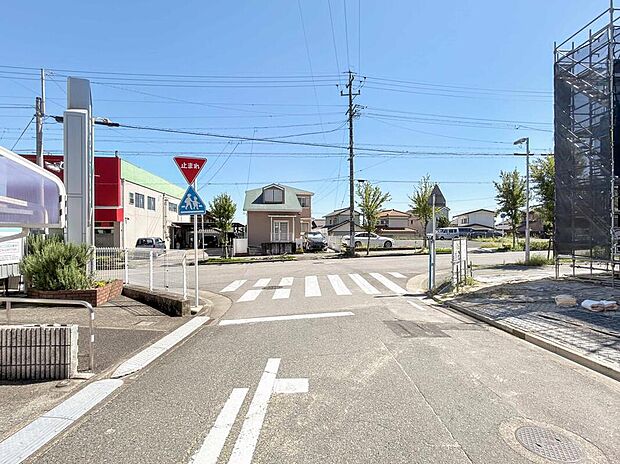 【前面道路含む現地写真】前面道路は交通量の少ない道路です。ゆとりがあり、駐車時もゆっくりと落ち着いて行える立地環境になっています♪　　