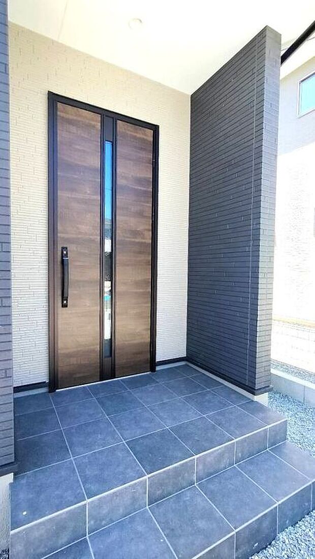 木目調の玄関で、家族を優しくお出迎え出来ます