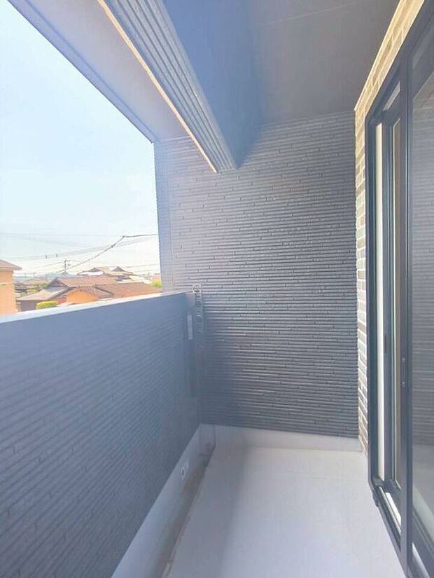 【インナーバルコニー】屋根付きのインナーバルコニーで雨が降っても使用でき、リラックススペースとしても十分な広さがあります